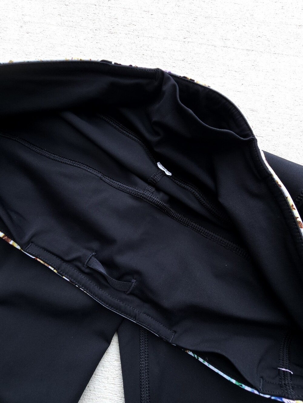 Lululemon Run For Your Life Capri Black Leggings Crop Size 8 Vent Hidden Pockets - Picture 9 of 10